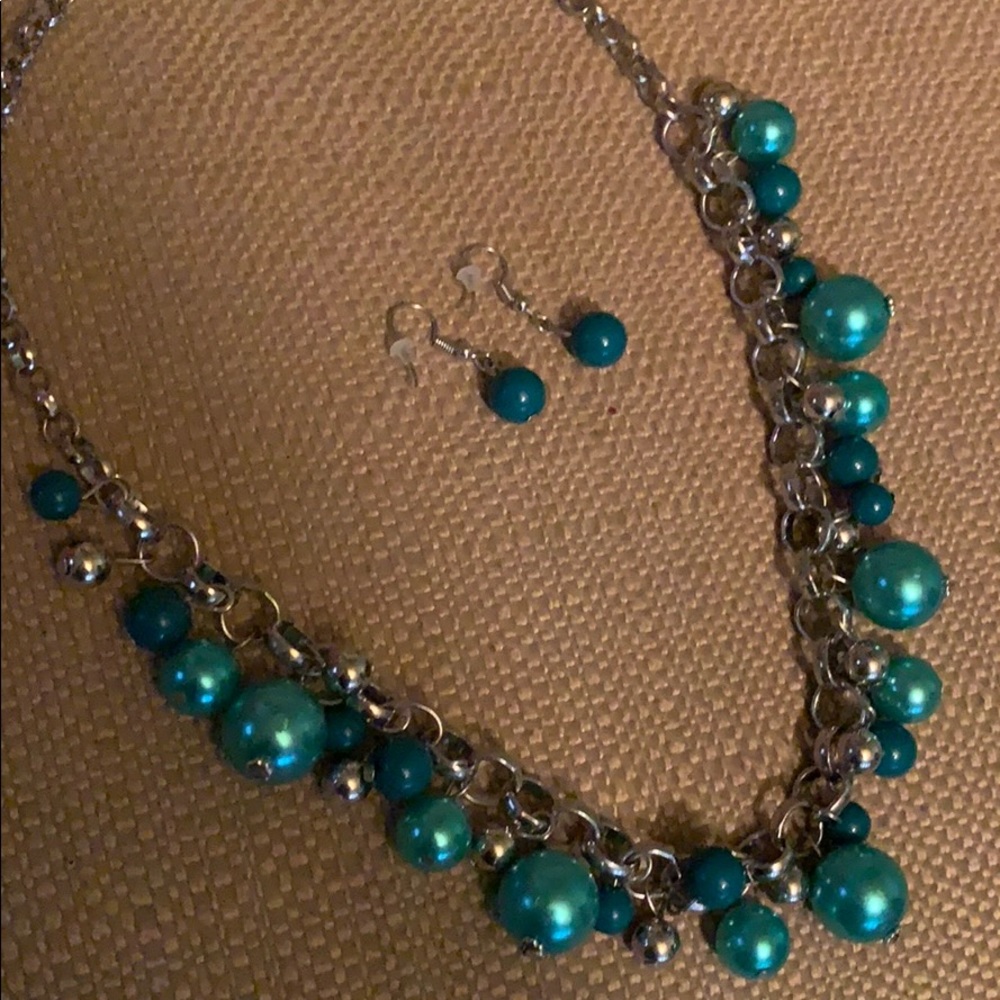 Beautiful Green Necklace Set. - Picture 2 of 3